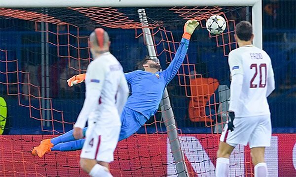 Alisson thực hiện nhiều pha cứu thua khó tin trong màu áo Roma.