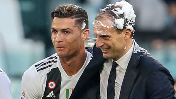 Allegri và Ronaldo ăn mừng chức vô địch Serie A 2018/19 của Juventus