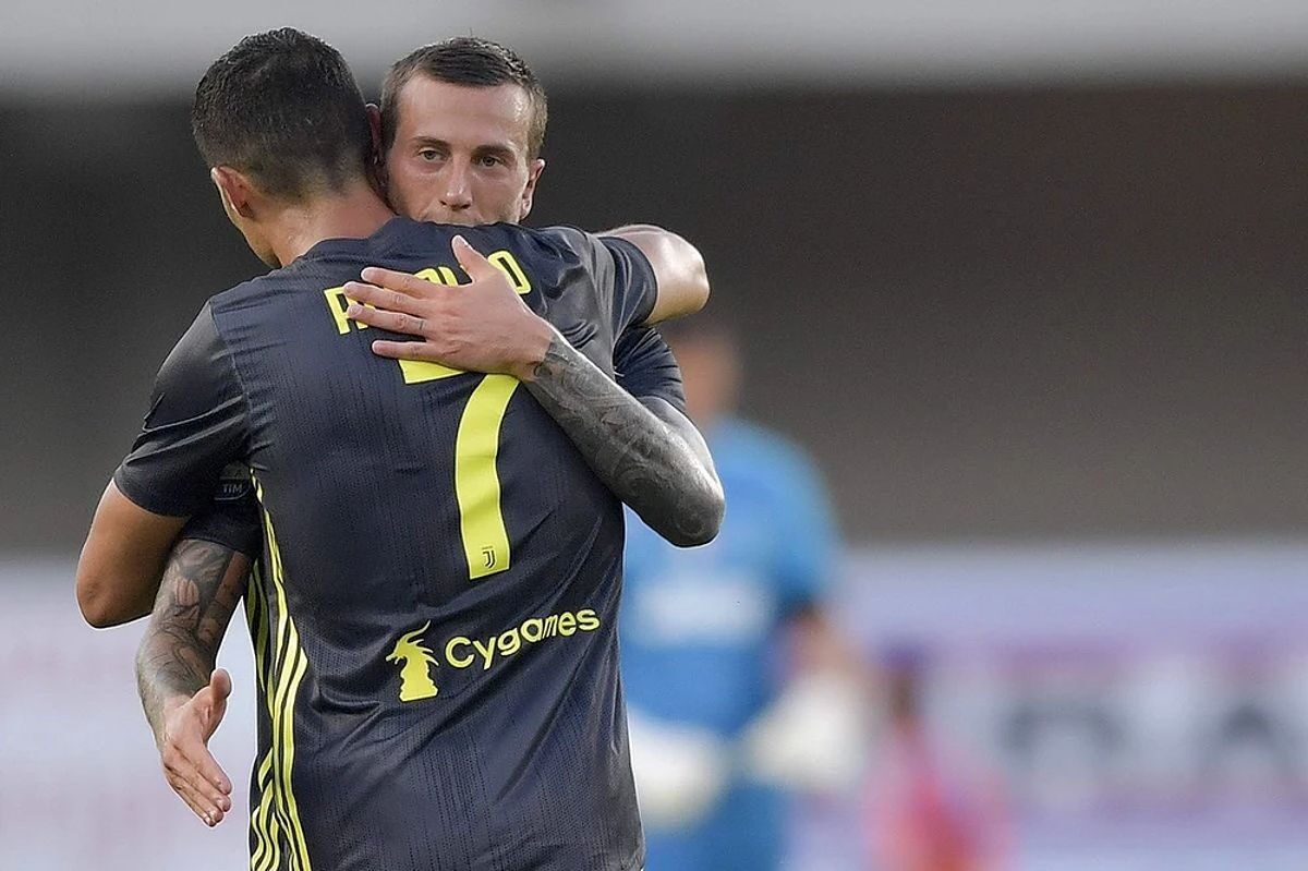 Bernardeschi và Ronaldo trên sân cỏ
