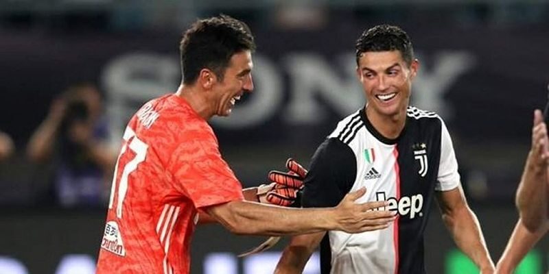 Buffon mỉm cười với Ronaldo