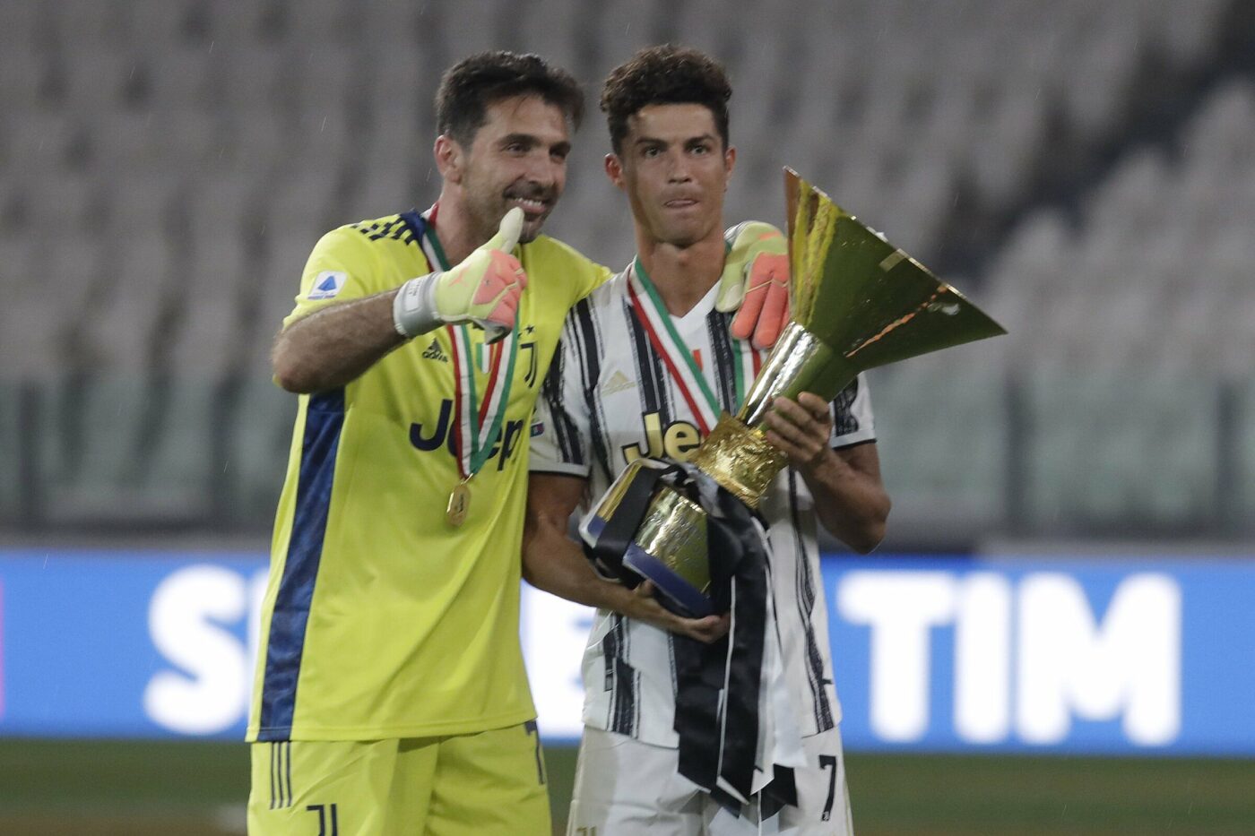 Buffon và Ronaldo mừng danh hiệu Serie A thứ chín liên tiếp của Juventus
