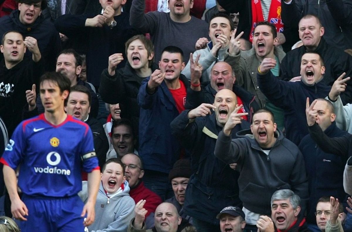 CĐV Liverpool chế nhạo Gary Neville