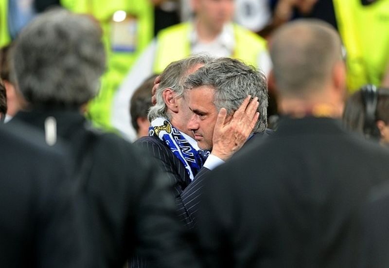 Chủ tịch Inter ông Moratti ôm hôn cám ơn Mourinho