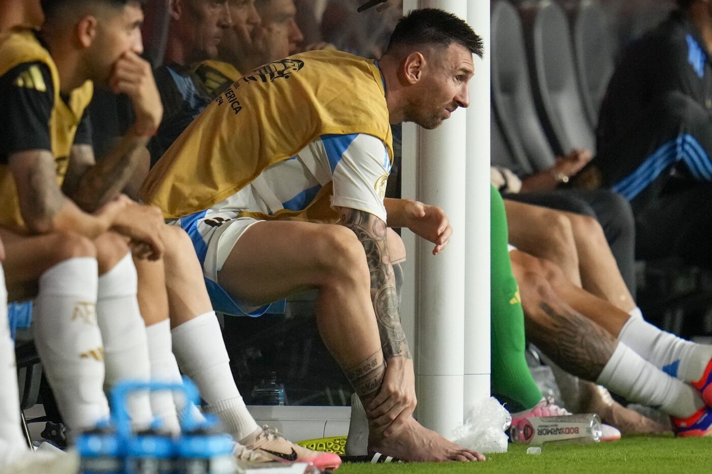 Cổ chân Messi biến dạng ảnh 3