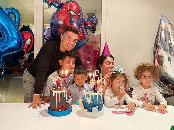 Cristiano Ronaldo cùng Georgina Rodriguez mừng sinh nhật 4 tuổi cặp song sinh Eva và Mateo