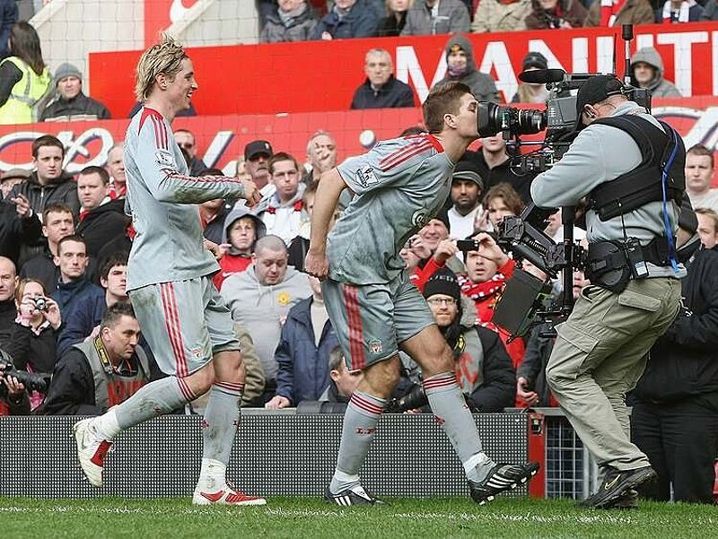 Gerrard hôn máy quay sau khi ghi bàn