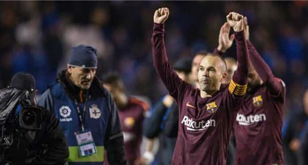 Hình ảnh Iniesta và Xavi thể hiện sự tôn trọng lẫn nhau