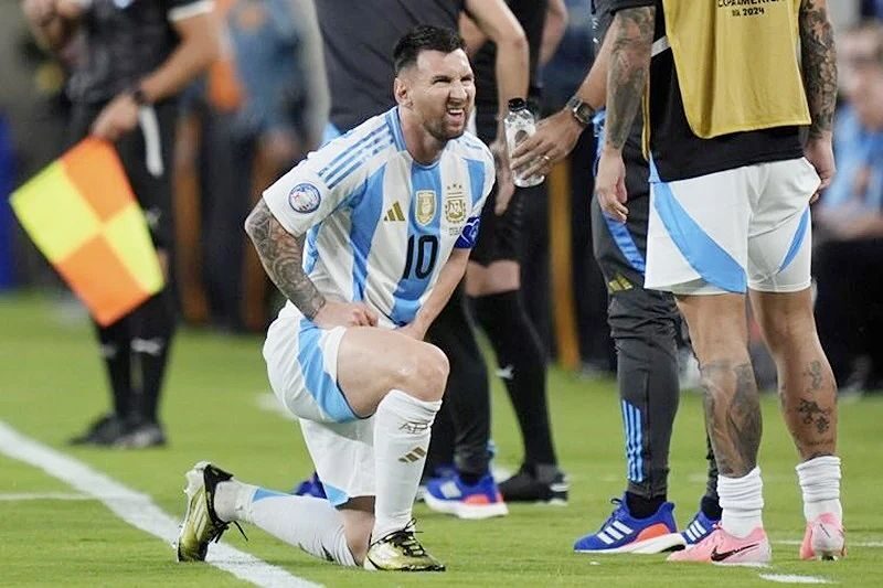 Lionel Messi đều cần đến sự điều trị sau các pha vào bóng của đối thủ ở 2 trận đầu tiên.