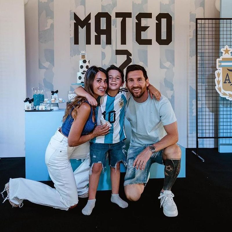 Mateo Messi cổ vũ bố trong trận đấu