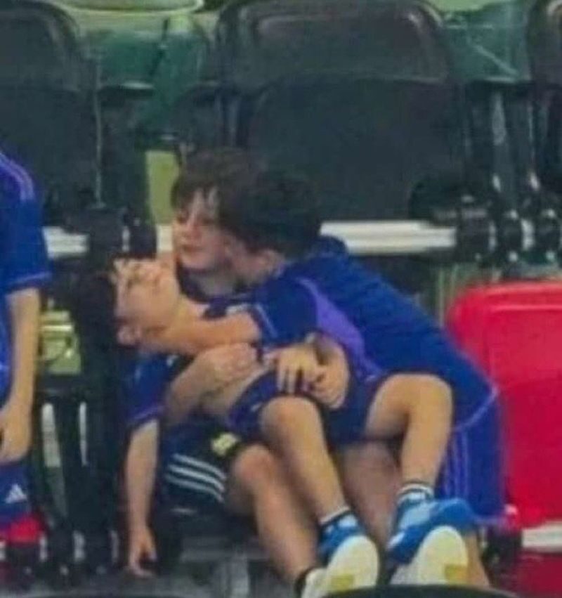 Mateo Messi trêu chọc bố trong trận đấu