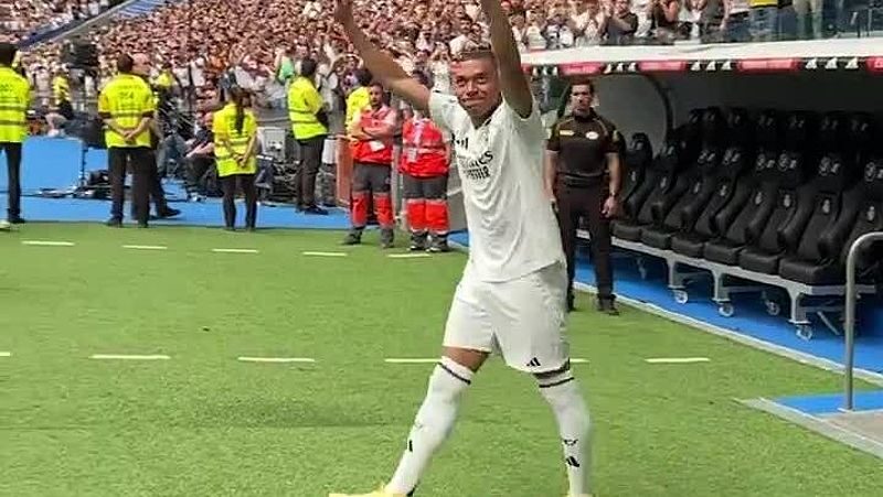 Mbappe bước ra chào hơn 80.000 CĐV Real tại Bernabeu