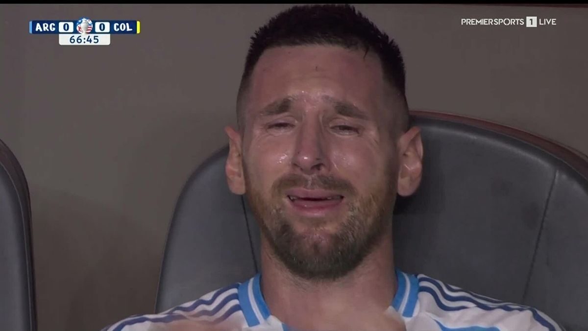 Messi khóc nức nở sau khi rời sân