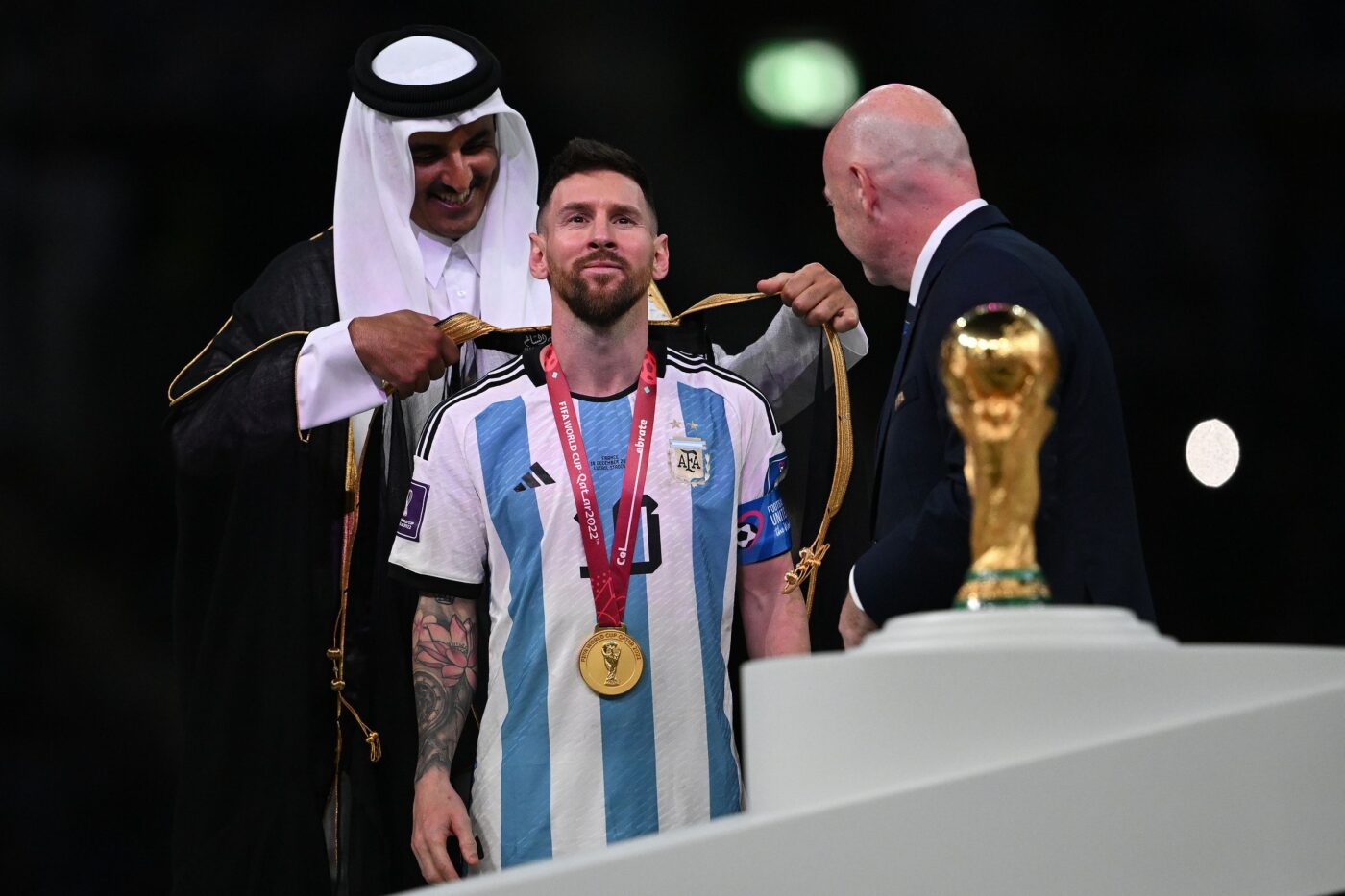 Messi nhận áo choàng từ tiểu vương Qatar sau trận chung kết World Cup 2022