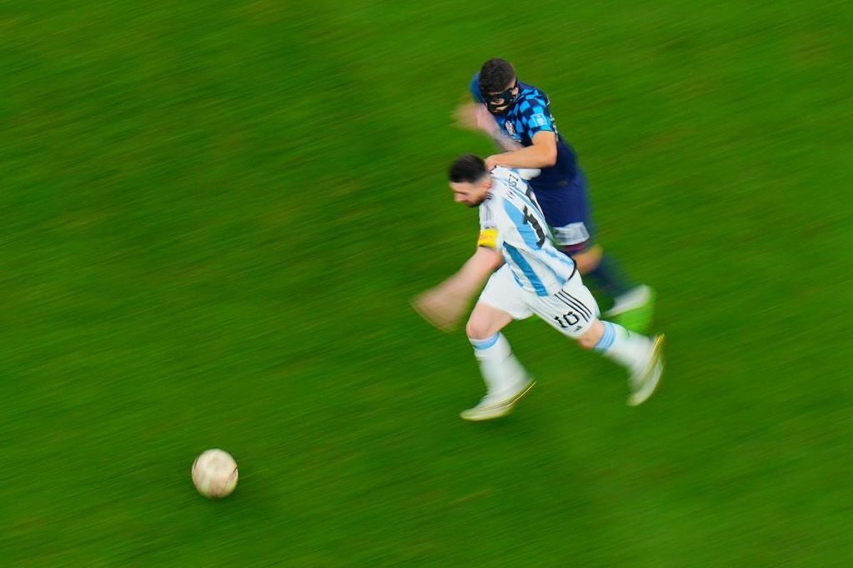 Messi vượt qua Gvardiol trong trận thắng Croatia 3-0 ở bán kết World Cup 2022.