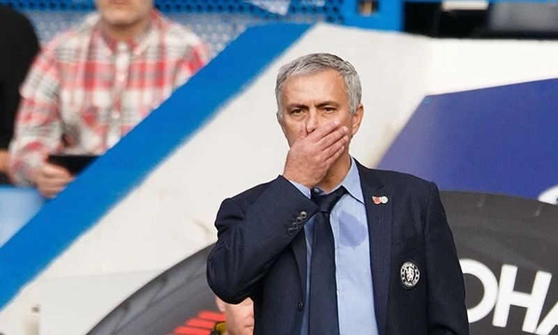 Mourinho đối mặt với chỉ trích sau chuỗi trận tệ hại
