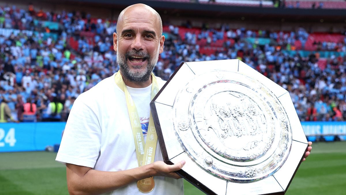 Pep Guardiola nâng danh hiệu Siêu Cup trên sân Wembley