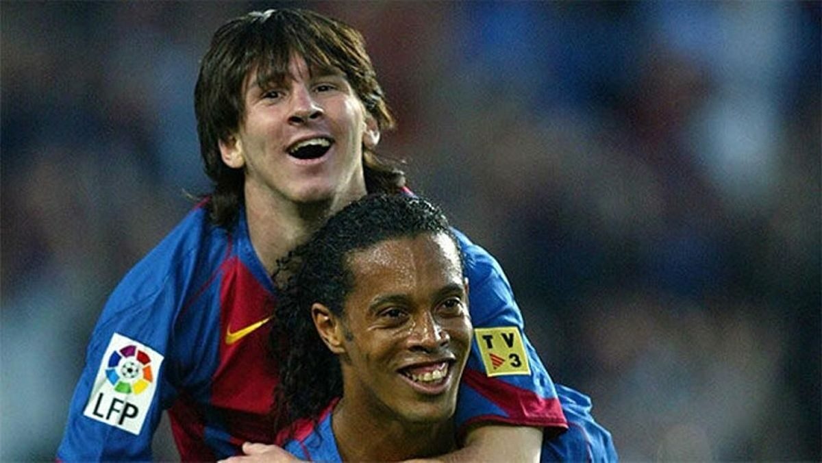 Ronaldinho cõng Messi sau bàn thắng đầu tiên của Messi