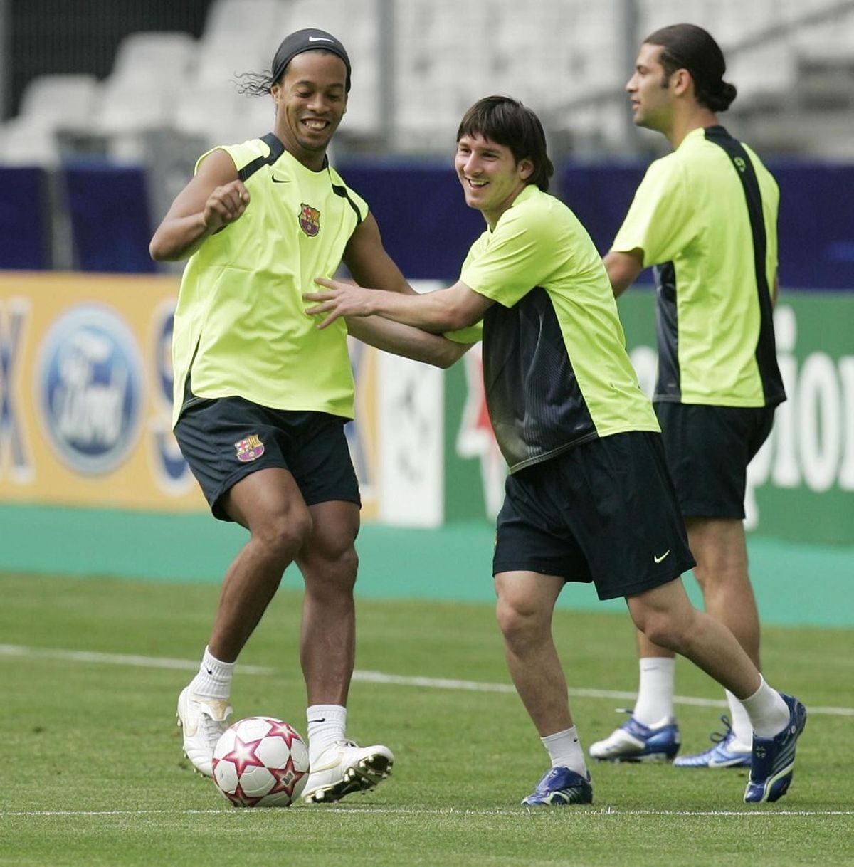Ronaldinho và Messi trong một buổi tập cùng Barca
