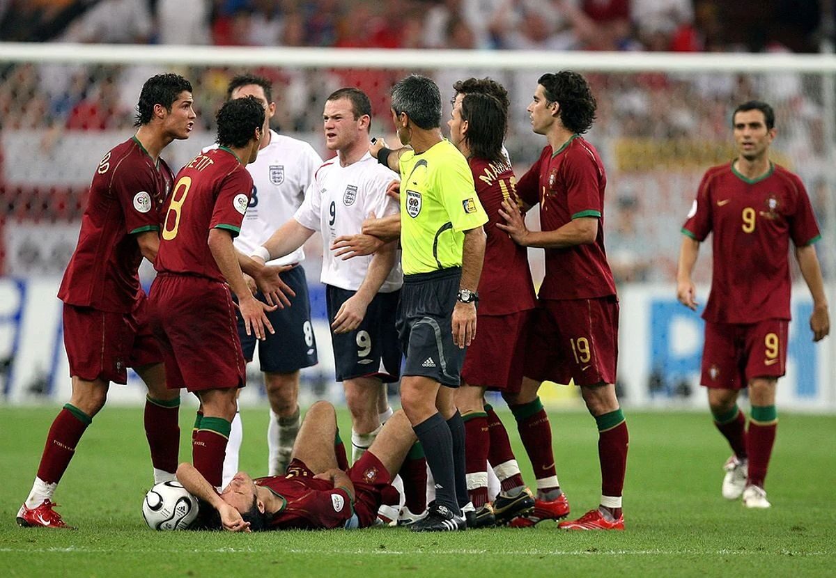 Ronaldo gây sức ép để trọng tài rút thẻ đỏ đuổi Rooney.