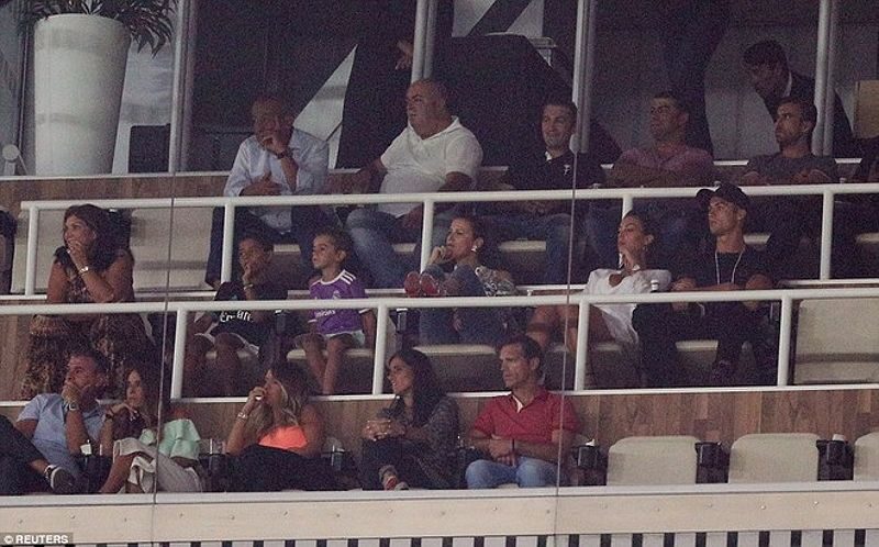 Ronaldo ngồi khán đài trong trận đấu