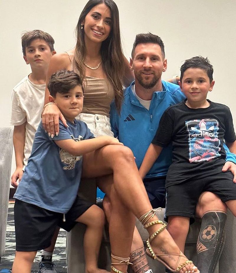 Vợ chồng Messi bên ba con trai. Ảnh: Instagram Antonela Roccuzzo