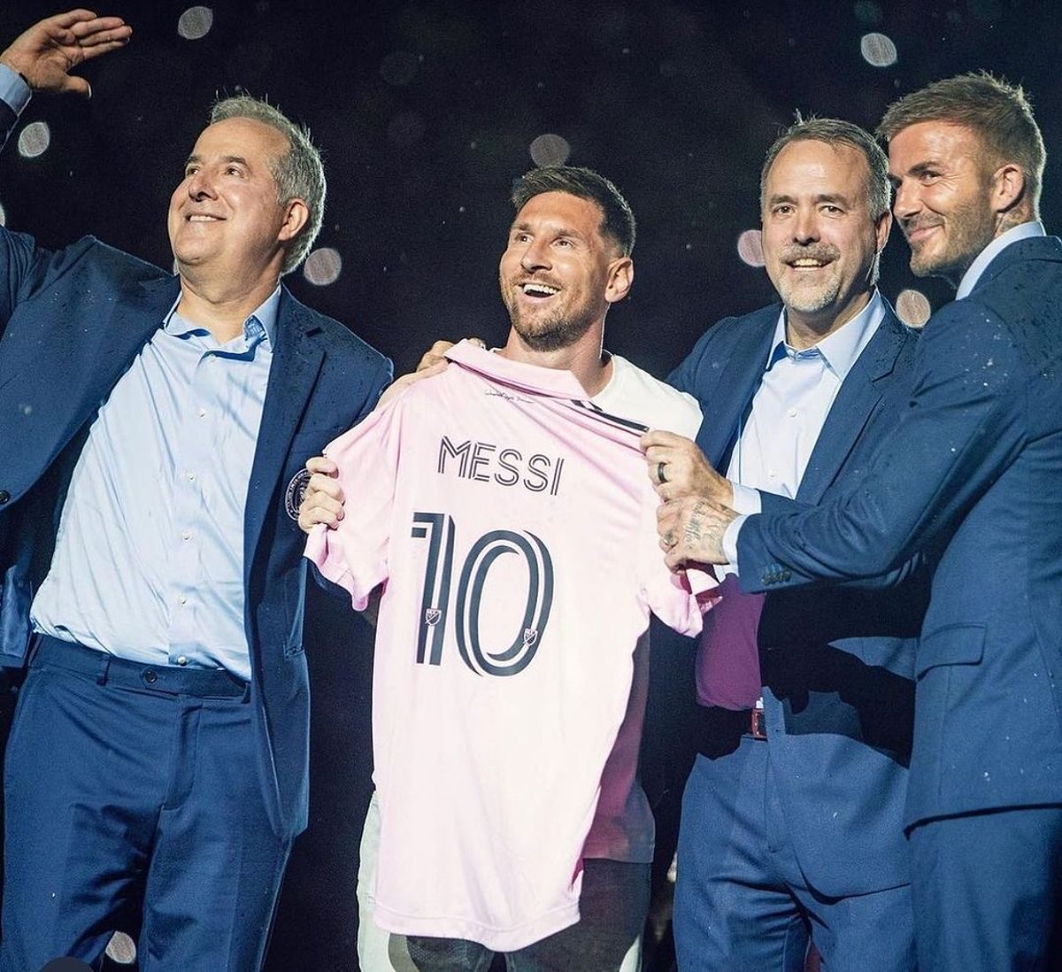Vợ Messi gây sốt với fan Mỹ, được khen là người phụ nữ đẹp nhất thế giới - 1