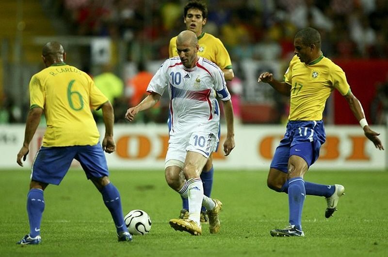Zidane ghi bàn vào lưới Brazil