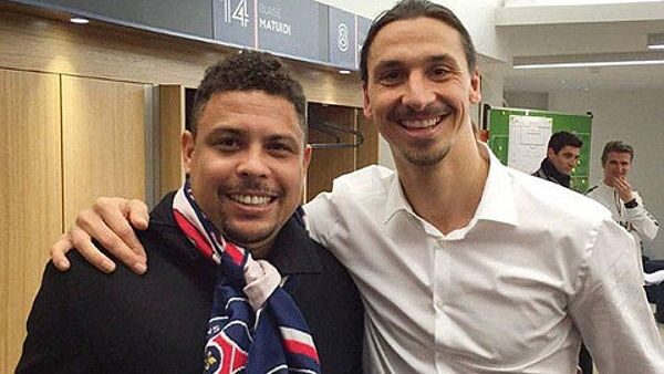 Zlatan Ibrahimovic (trái) chụp ảnh cùng Ro "béo".